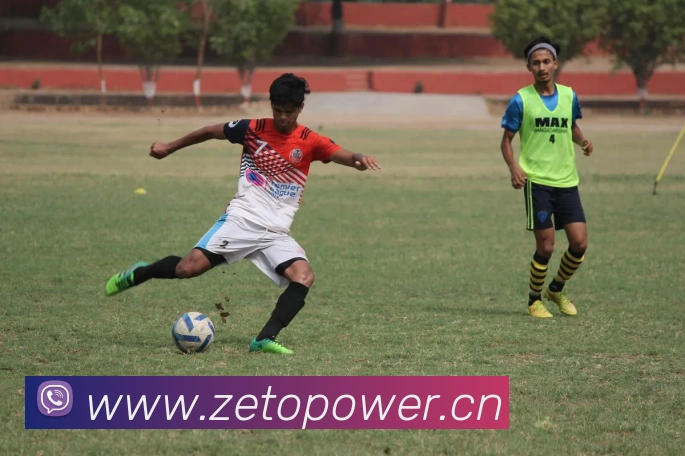 聚焦新浪足球新闻：国足世预赛关键战前瞻与阵容预测